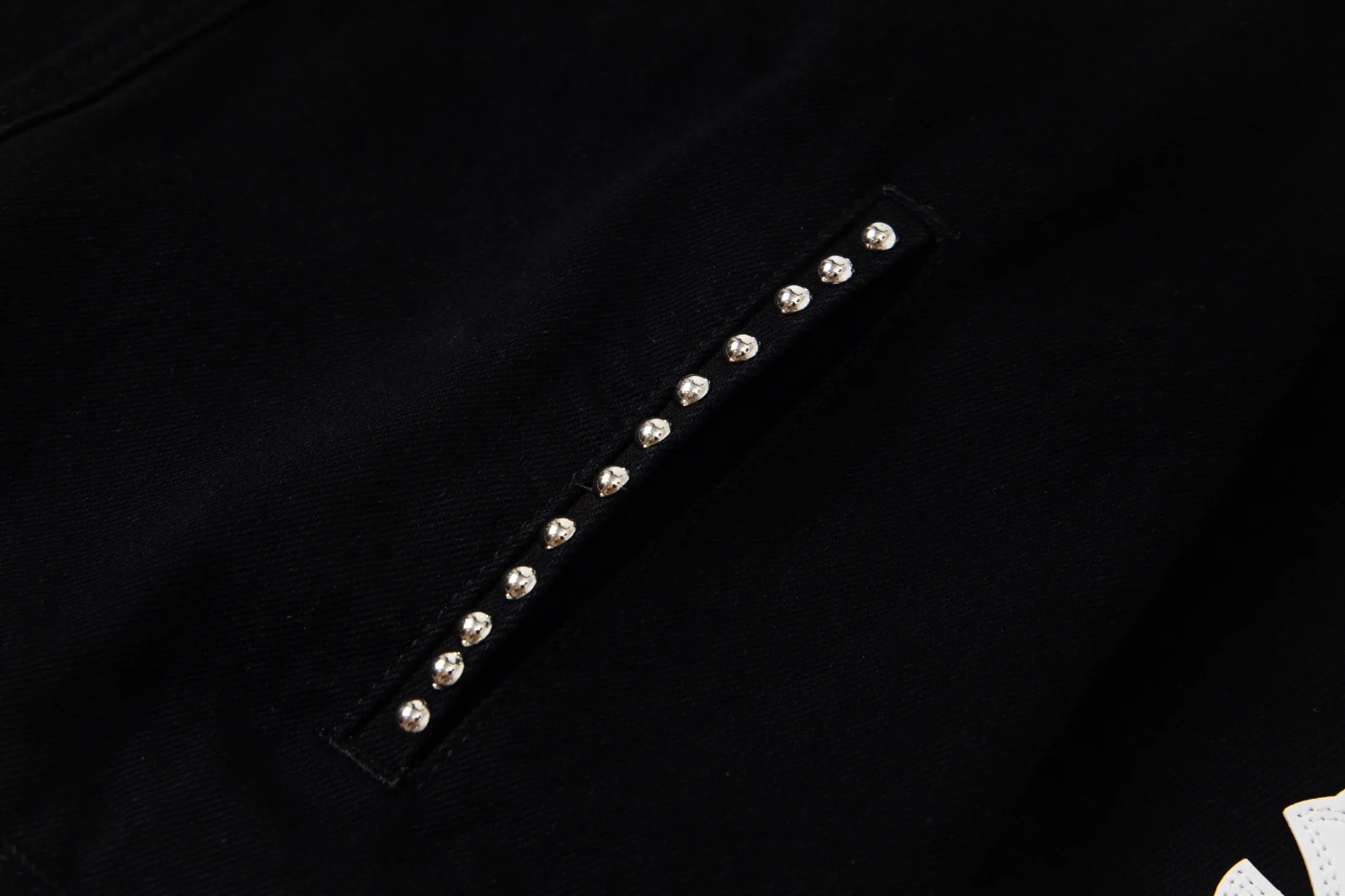 P280 Chrome Hearts Chrome Hearts heavy-duty denim jacket with rivets and multiple farts. The same model as the Internet celebrity star. The cross-printed denim jacket has a unique cross design element and is full of design. It is made of 100% denim cotton fabric with heavy coarse yarn count, which ensures a stiff and tough silhouette while being soft, comfortable and breathable. The lapel is designed with silver buttons and is full of texture. The classic white cross logo is all over the dress, making it a perfect versatile style for spring and summer! The original loose version is made of high-quality pure cotton fabrics. The fabric pattern is high-definition and delicate without burrs. It is comfortable and breathable to wear. All the buttons are molded and customized. It is casual and fashionable and can be matched with any bottoms. It can be windproof and sunproof in spring and summer. It can be worn outside in autumn and winter! Easily concave shape makes you look slimmer and taller, perfect for both men and women! Style number: 1764# Color: Black Size: S M L XL